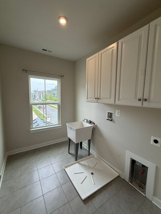 Building Photo - Stunning Greenleigh Home with 4 Bedrooms, 4.5 Baths & Designer Kitchen