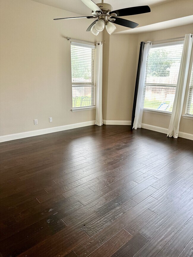 Building Photo - 15456 Bluffdale Dr