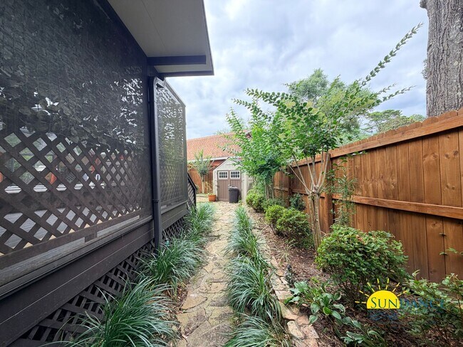 Building Photo - Stunning 3 Bedroom Home in Valparaiso with In-ground pool!