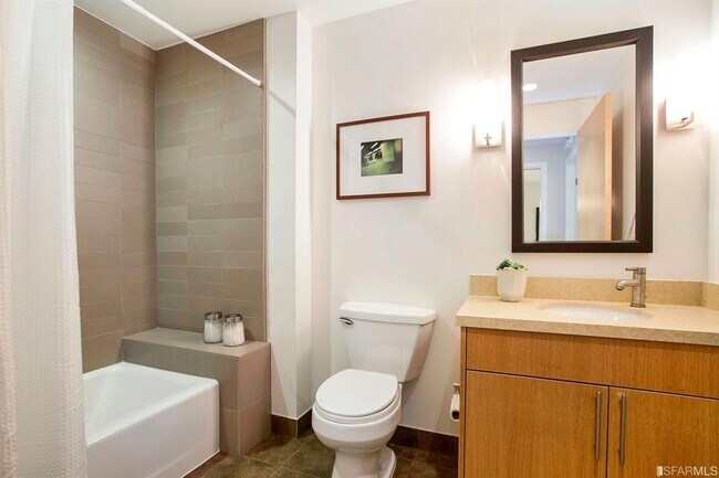 Building Photo - Spacious Centrally Located 1 bed + Den/ 1....