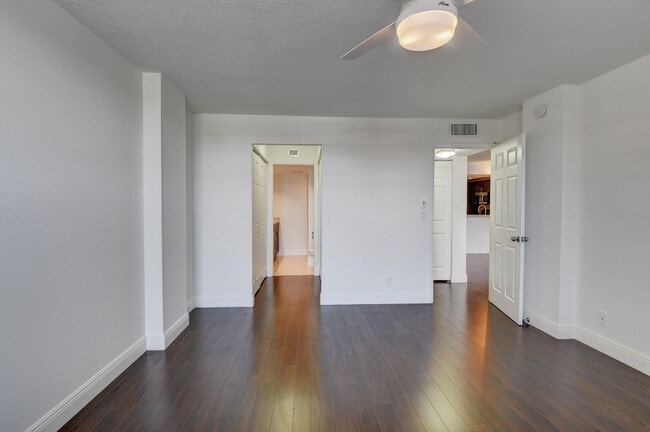 Building Photo - 18 Royal Palm Way