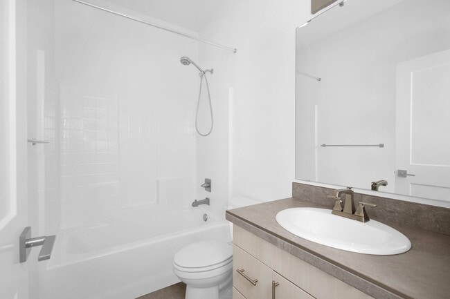 Building Photo - Bellevue spacious townhome living - 2 car garage