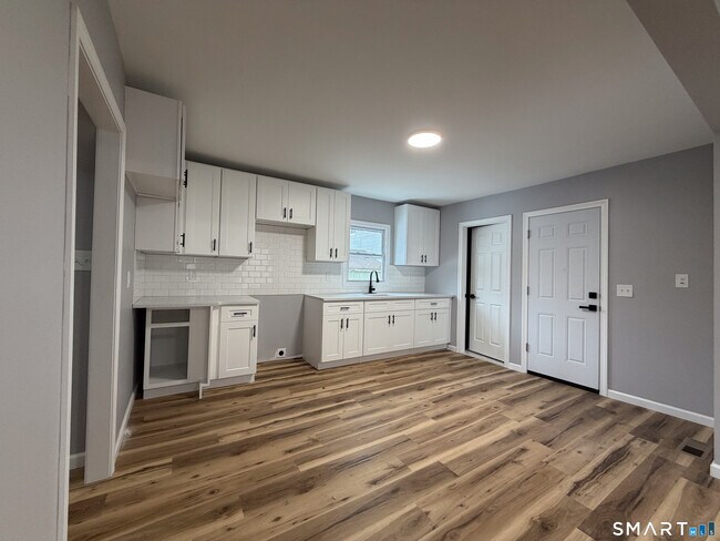 Building Photo - 228 Holly St