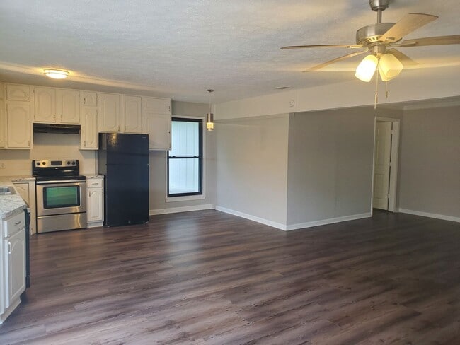 Building Photo - Spacious 4 bedroom in Berkshire West!