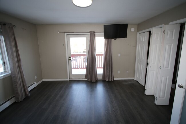 Building Photo - Nicely Updated 3 Bedroom Condo Downtown!