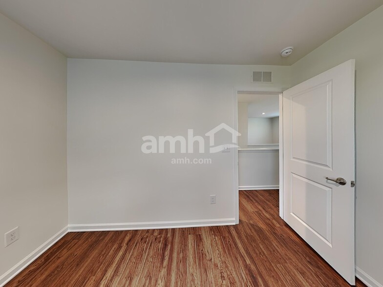 Building Photo - 548 Larragan Dr