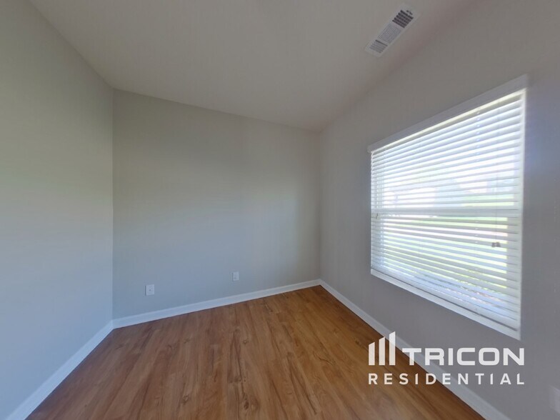 Building Photo - 2245 Bee Hive Dr