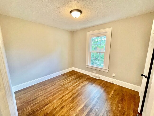 Building Photo - Cute 3 Bed 1 Bath Home Near UNCG!!