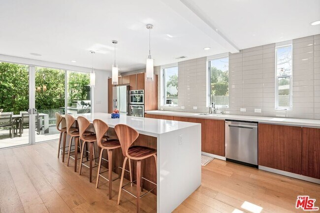 Building Photo - 2736 Armacost Ave