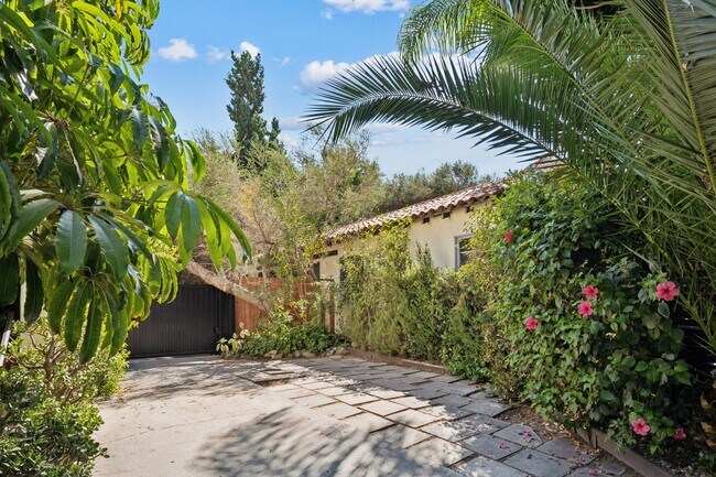 Building Photo - Private and comfortable 1 bed, 1 bath bung...