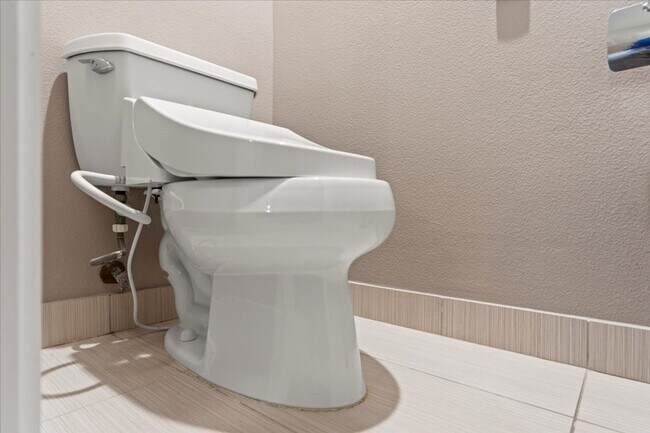 Building Photo - Stunning Modern 2 Bedroom, 2 Bathroom Home!