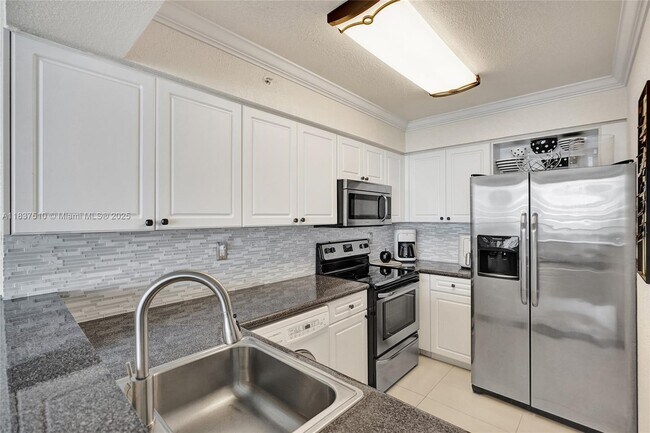 Building Photo - 2501 S Ocean Dr
