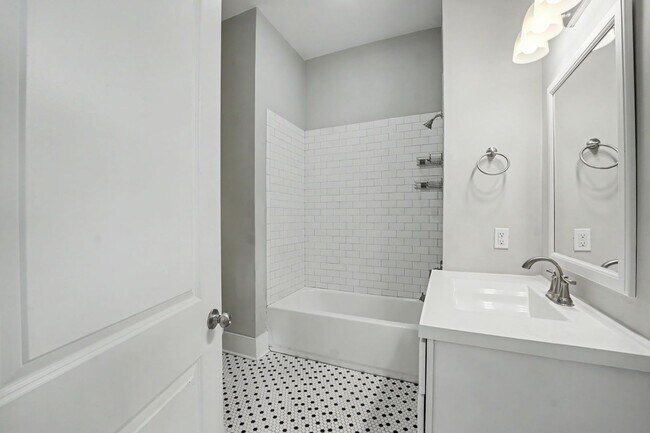 Building Photo - 311 W 39th St