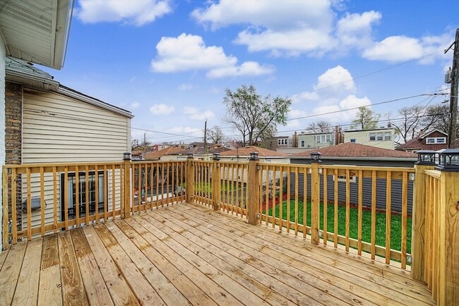 Building Photo - 1511 N Linder Ave