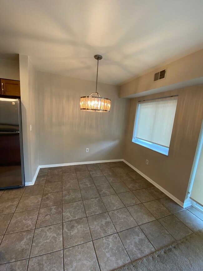 Building Photo - 2 Bedroom Condo with Balcony in a Quiet Building!