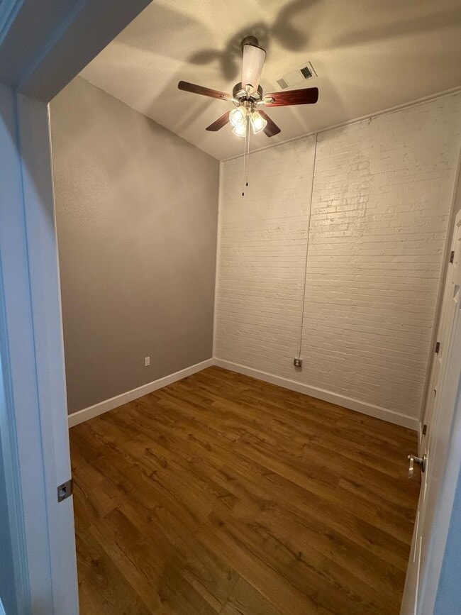 Building Photo - 616 Main St