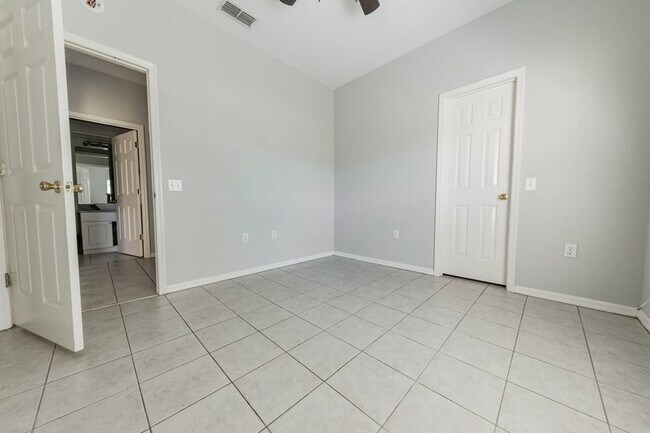Building Photo - 904 Eagle Pond Dr
