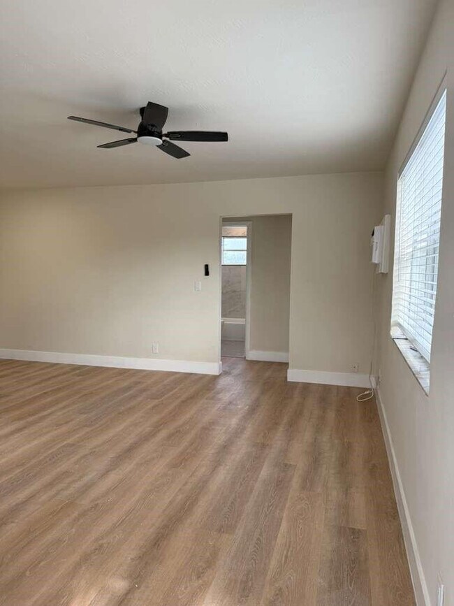 Building Photo - 101 SE 9th St