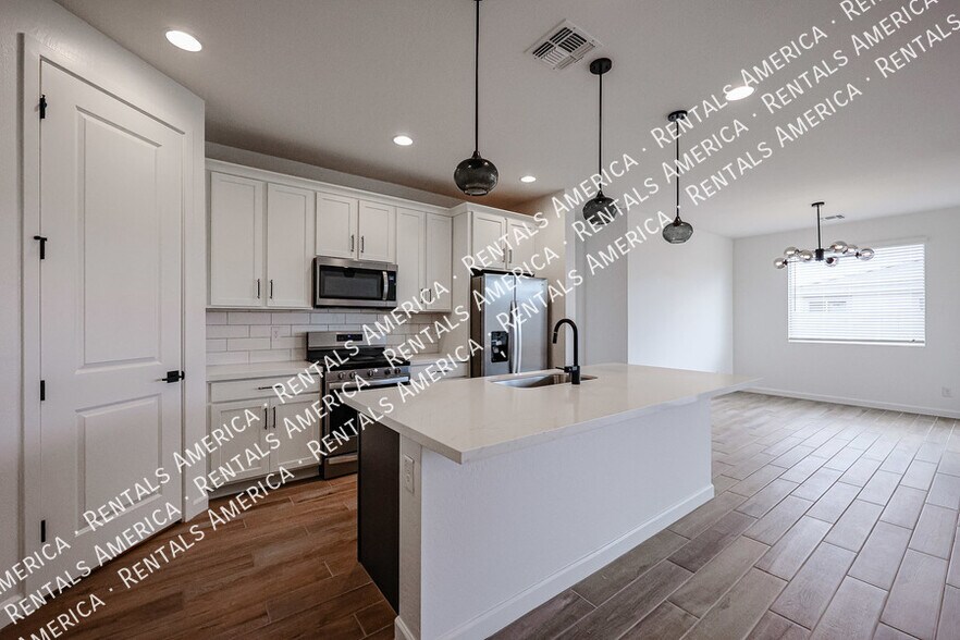 Building Photo - 11338 E Ulysses Ave