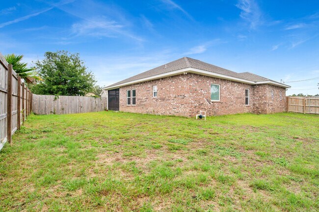 Building Photo - Spacious 2021 home close to beaches and sh...