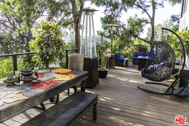 Building Photo - 1933 Lemoyne St