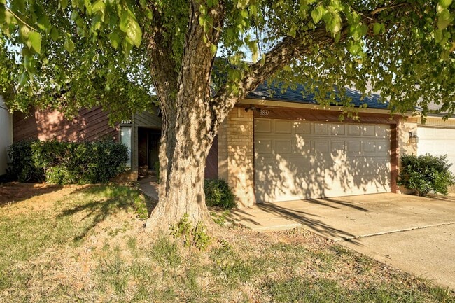 Building Photo - * * * $250 Move-in Special * * * Charming 2-Bedroom / 2-Bathroom Retreat! * * * $250 Move-in Spec...