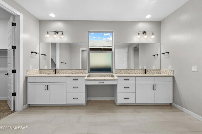 Building Photo - 1009 E Silver Ray Dr