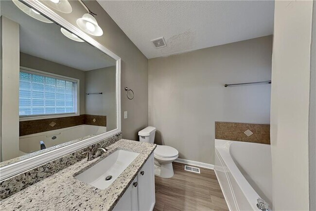 Building Photo - 132 Hickory View Ln