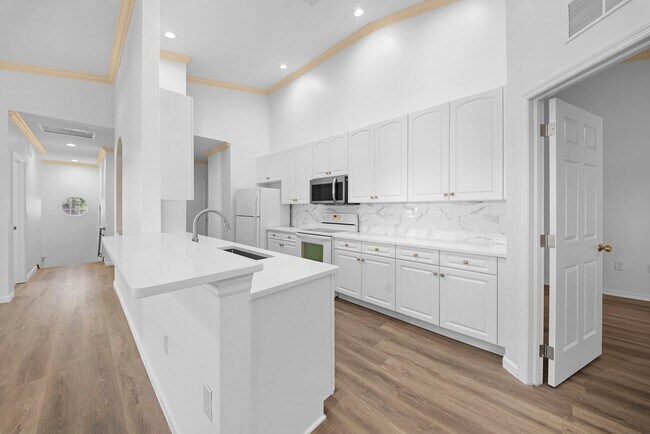 Building Photo - Nicely updated 3-bedroom, 2-bath upper-floor condo in Fort Myers
