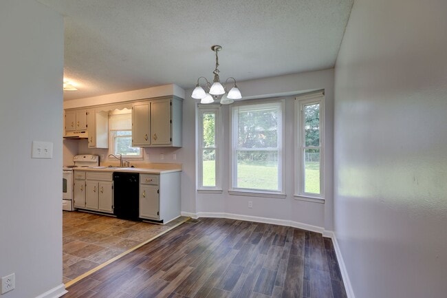 Building Photo - 204 Bob White Dr