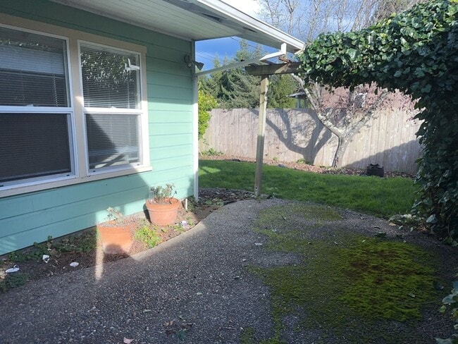 Building Photo - 3 Bedroom 2 Bath Home Located in the Cutten/Ridgewood Area