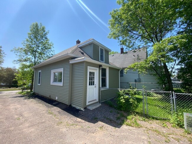 Building Photo - AVAILABLE JULY 1ST 3 Bedroom2 Bathroom + Office