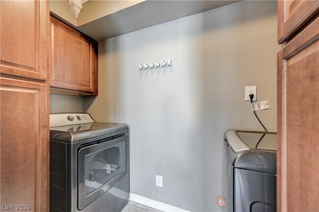 Building Photo - 2064 Waverly Cir