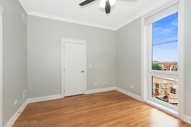 Building Photo - 520 N Western Ave