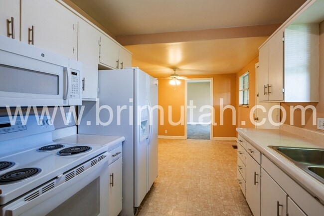 Building Photo - 1561 E 4945 S