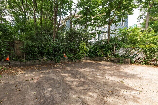 Building Photo - 512 Maple Ave