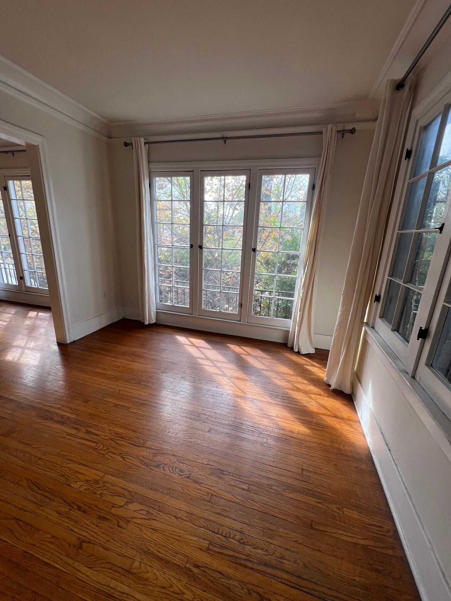Dining room - 502 1/2 N Heliotrope Dr