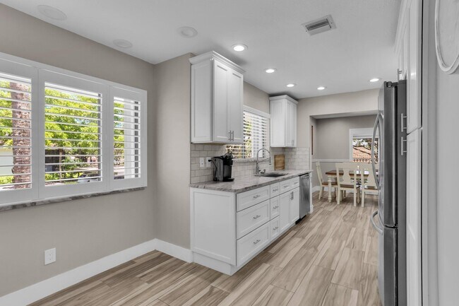 Building Photo - 60 Pelican Pointe Dr