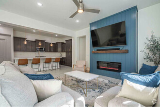 Building Photo - 2467 E Lovebird Ln