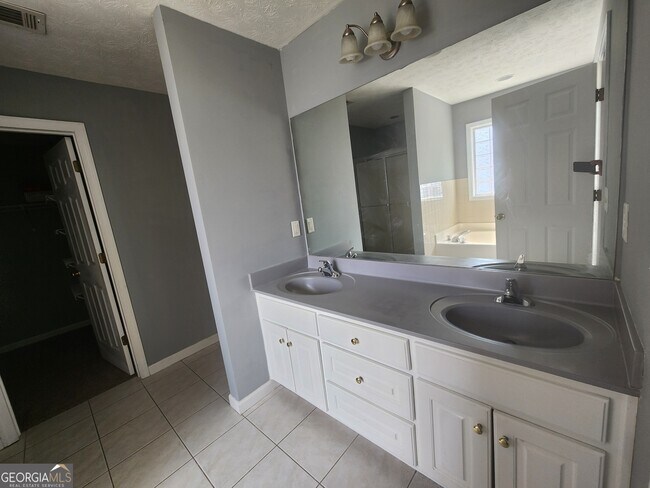 Building Photo - 7168 Village Loop