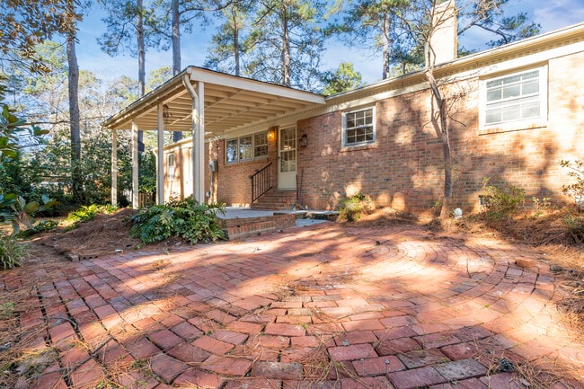 Building Photo - 2201 Knollwood Dr