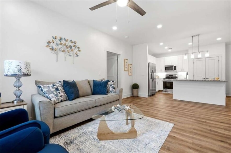 Building Photo - 2025 W Iris Dr SE