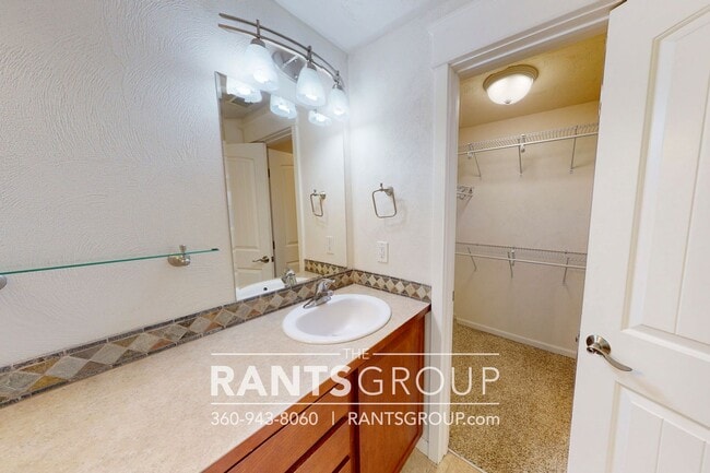 Building Photo - 4-bedroom, 2-bathroom Home with Green Belt in A Prime Location!