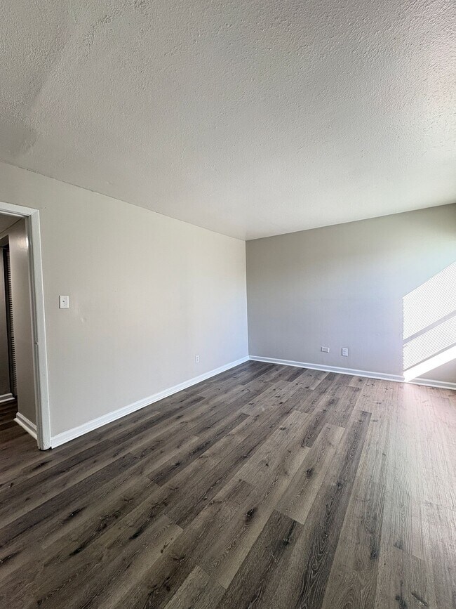 Building Photo - Remington On Rockville Living