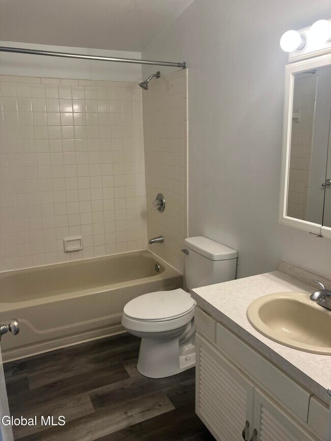 Building Photo - 82 Circular St