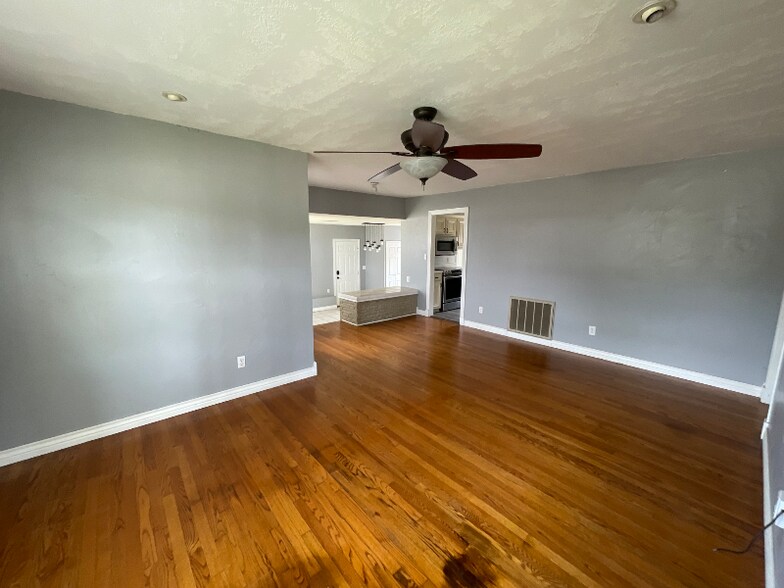 Building Photo - 1631 Andover Ct