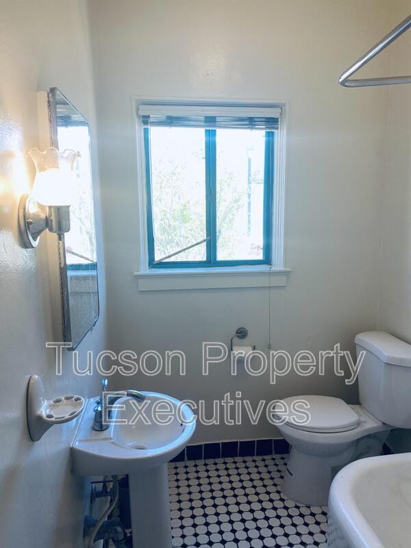 Building Photo - 1233 E Mabel St