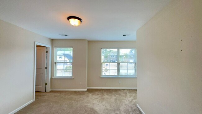 Building Photo - Experience the perfect blend of comfort & modern living in this beautiful home located in Northea...