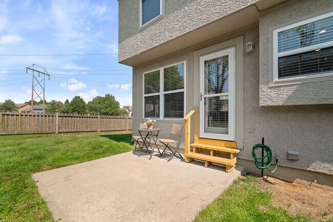 Building Photo - {13862} Spacious townhome in Prime Location + Maintenance Provided Community + Neighborhood Pool ...