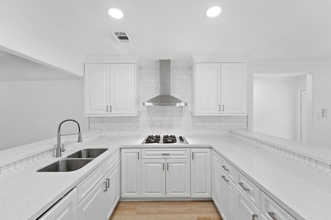 Building Photo - 406 Riverbend St
